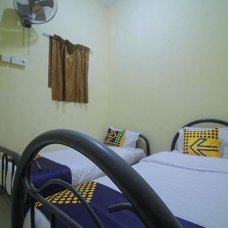 Spot On 2305 Andys Nur Penginapan Dumai Exterior photo