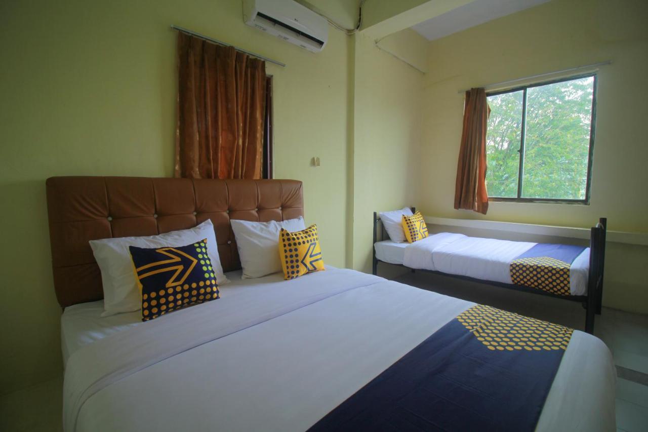 Spot On 2305 Andys Nur Penginapan Dumai Exterior photo