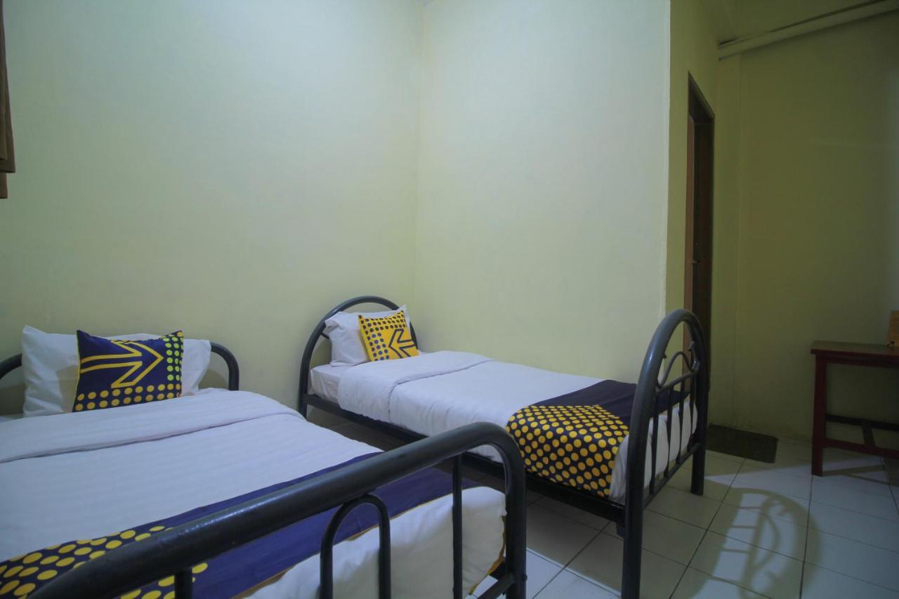 Spot On 2305 Andys Nur Penginapan Dumai Exterior photo
